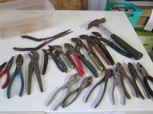 lot 323 image: Shoebox tote of assorted hand tools...