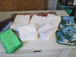 lot 331 image: Hand towels, wash cloths, Pot holde...