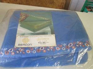 lot 335 image: New 7290 polyester blanket with ...