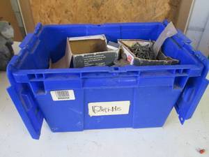 lot 338 image: Small Clamshell closing tote contai...
