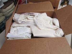 lot 352 image: Bundle of assorted window coverings...