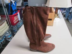 lot 357 image: Womens size 8.5 suede fashion boot...