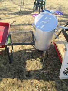 lot 32 image: Turkey Fryer and metal grate side t...