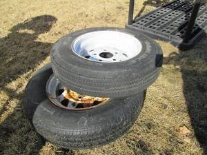 lot 43 image: Mismatched trailer tires on 5-lug s...