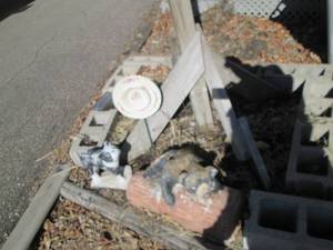 lot 50 image: Very heavy cement bear on log and...