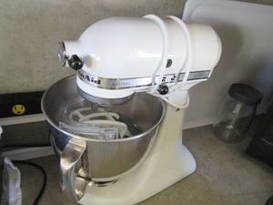 lot 71 image: White KitchenAid Stans mixer plus a...