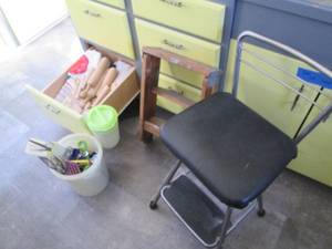 lot 79 image: Kitchen towels, misc utensils, smal...