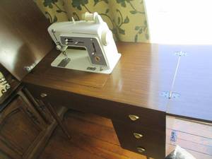 lot 87 image: Vintage Singer Sewing Machine in Wo...