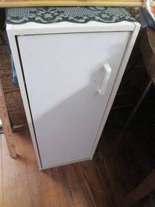 lot 101 image: White single door storage cabinet ...