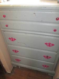 lot 109 image: Vintage painted 4-drawer highboy dr...
