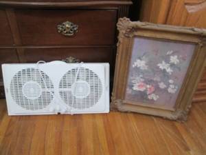 lot 113 image: Vintage floral wall decor in detail...