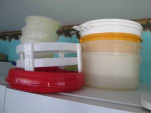 lot 160 image: Large capacity Tupperware and other...