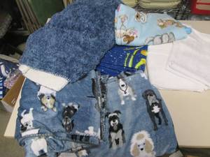 lot 359 image: Bundle of assorted throw blankets...