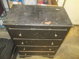lot 364 image: Vintage painted hardwood chest of 4...
