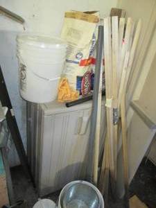 lot 376 image: Short 2-door outside storage cabine...
