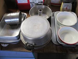 lot 387 image: Collapsible crate of vintage enamel...