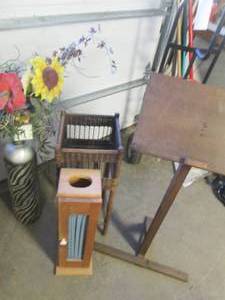 lot 393 image: Vintage Wood music stand, toilet pa...