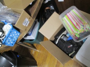 lot 180 image: Lot of Household items and small bags