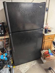 lot 19 image: 21 cu foot Whirlpool refrigerator i...