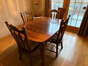 Dining Room Table and 4 Chairs