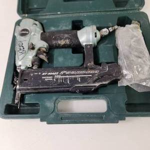 lot 40 image: Hitachi 2 Brad Nailer Pneumatic With Hard Case UNTESTED