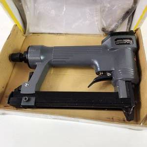 lot 43 image: Central Pneumatic Contractor Series 20 Gauge 12 Crown Excellent Condition UNTESTED