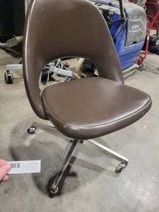 lot 6 image: Knoll Office Chair (542451) Brown Rolling Chair