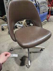 lot 7 image: Knoll Office Chair (542463) Brown Rolling Chair
