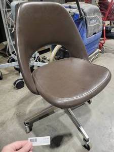 lot 8 image: Knoll Office Chair (542469) Brown Rolling Chair