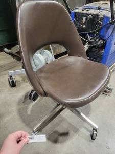 lot 9 image: Knoll Office Chair (542473) Brown Rolling Chair