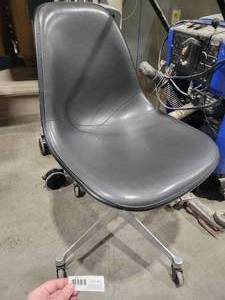 lot 10 image: Herman Miller Chair (542481) Black Rolling Chair