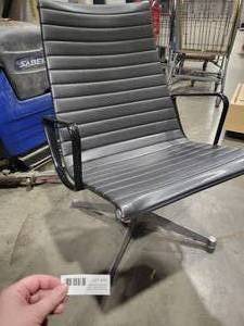 lot 16 image: Herman Miller Chair (543179) Stationary Black Office Chair