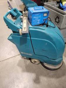 lot 18 image: Tennant Floor Scrubber (543183) 5100 Untested As Is