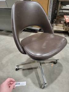 lot 24 image: Knoll Office Chair (543602)  Brown Rolling Chair