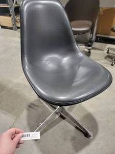 lot 27 image: Herman Miller Chair (543605) Black Chair