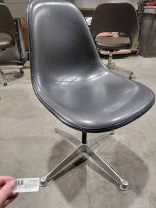 lot 28 image: Herman Miller Chair (543606) Black Office Chair