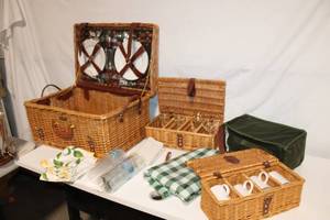 lot 7 image: Vintage Wicker Picnic Basket Set with Dinnerware for 4
