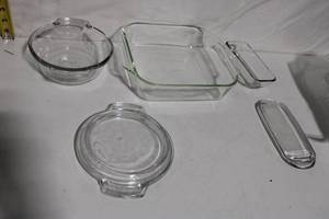lot 46 image: Set of 5 Pyrex Glass Baking Dishes with Lids