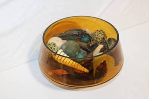 lot 54 image: Decorative Amber Glass Bowl with Potpourri Contents