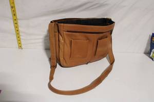 lot 62 image: Classic Brown Leather Messenger Bag with Adjustable Strap