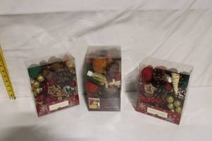lot 89 image: Set of 3 Scented Potpourri Gift Boxes