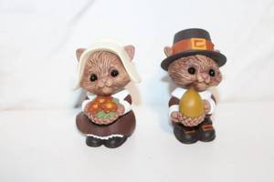 lot 90 image: Pair of Thanksgiving Themed Cat Figurines