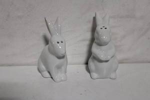 lot 91 image: Set of Rabbit Ceramic Salt and Pepper Shakers