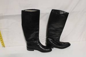 lot 103 image: Pair of Vintage Womens Black Leather Boots, Made in Italy, Size 8 12 B