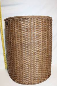 lot 166 image: Tall Wicker Laundry Hamper Basket with Hinged Lid