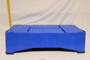 lot 172 image: Blue Plastic Shipping Pallet