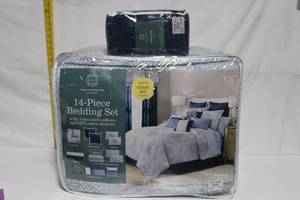 lot 175 image: 14-Piece Bedding Set with Decorative Pillows and 100% Cotton Sheet Set