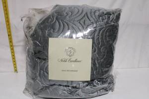 lot 176 image: Noble Excellence King Bedspread in Elegant Gray Design