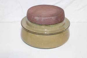 lot A-205 image: Vintage Ceramic Bakeware Set with Lid