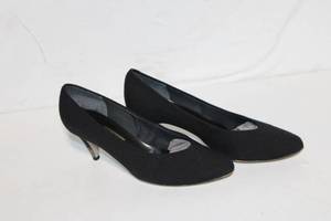 lot 228 image: Pair of Leslie Fay Black Pumps Size 8.5 M